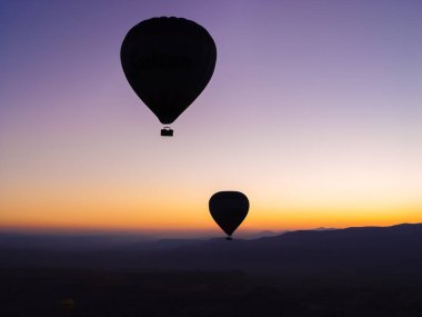 Sıcak hava balonları Kapadokya Vadisi'nin üzerinde uçan silüeti