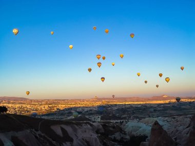 Lots-in Cappadocia üzerinde uçan renkli sıcak hava balonları