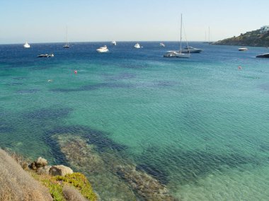 Mavi gökyüzünün altında Mykonos Beach 