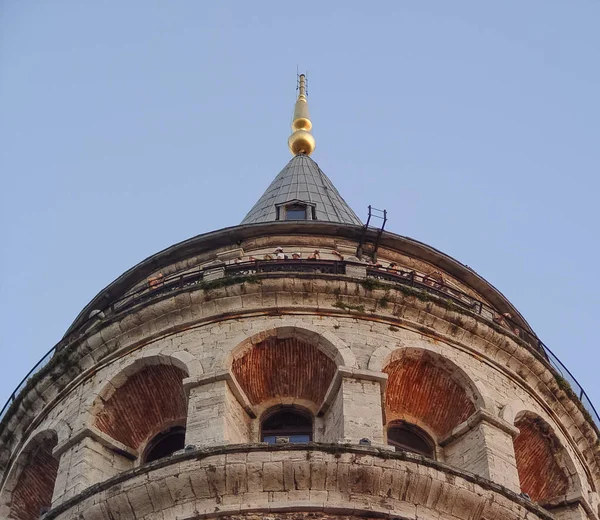 Turisté na vrcholu Galata Tower v Istanbulu — Stock fotografie