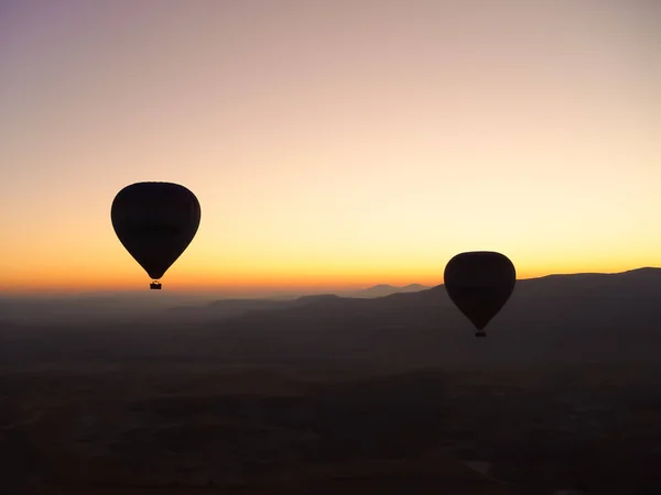 Silhouette di mongolfiere che sorvolano la valle della Cappadocia — Foto Stock
