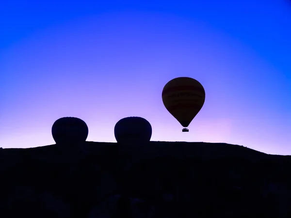 热气球飞越卡帕多细亚谷的剪影 — 图库照片