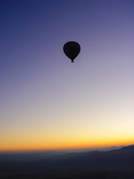 Silhueta de balões de ar quente sobrevoando o vale da Capadócia — Fotografia de Stock