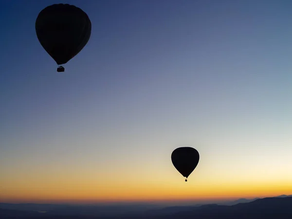 Silhouette de montgolfières survolant la vallée de la Cappadoce — Photo