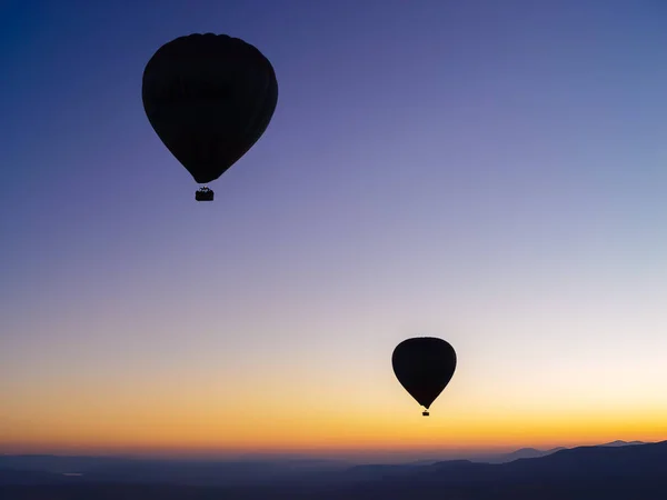 Sylwetka balony latające nad doliny Kapadocji — Zdjęcie stockowe