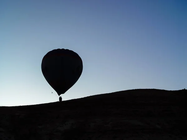 カッパドキア バレー上空を飛行する熱気球のシルエット — ストック写真