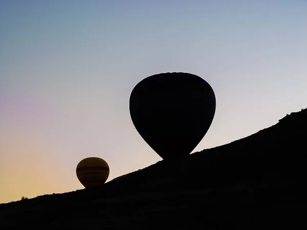 Sıcak hava balonları Kapadokya Vadisi'nin üzerinde uçan silüeti — Stok fotoğraf