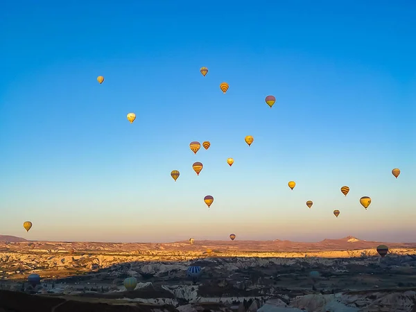 Beaucoup de montgolfières colorées survolant la Cappadoce — Photo