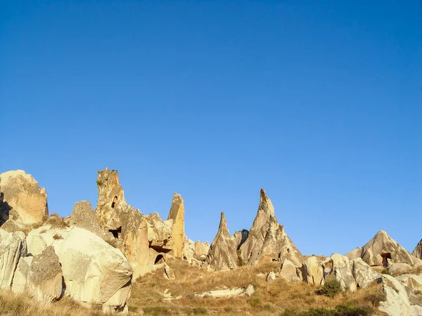 Falésias vulcânicas e formações rochosas na Capadócia — Fotografia de Stock