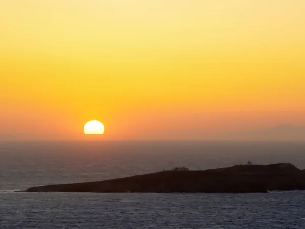 La puesta de sol en la isla de Mykonos en Grecia — Foto de Stock