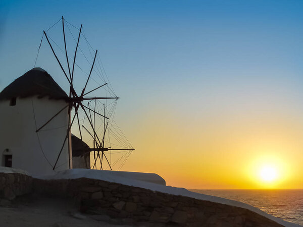 Закат на мельницах в Миконосе
 