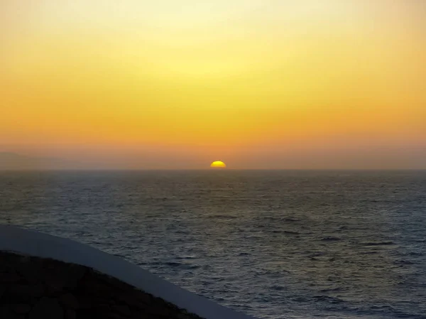 La puesta de sol en la isla de Mykonos en Grecia — Foto de Stock
