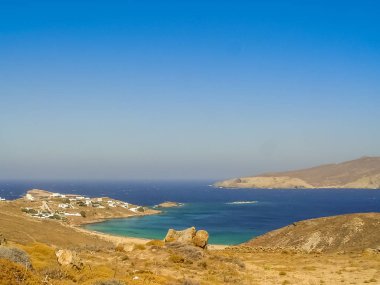 Mykonos, Yunanistan için mavi gökyüzünün altında Ftelia beach