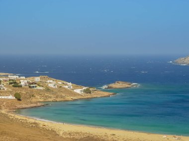 Mykonos, Yunanistan için mavi gökyüzünün altında Ftelia beach