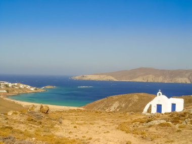 Mykonos, Yunanistan için mavi gökyüzünün altında Ftelia beach