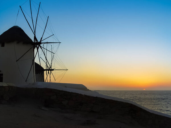 Закат на мельницах в Миконосе
 