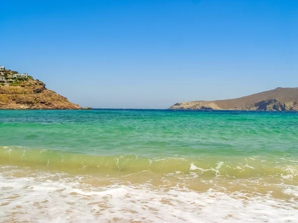 Ftelia beach i Mykonos Egeiska havet i Grekland — Stockfoto