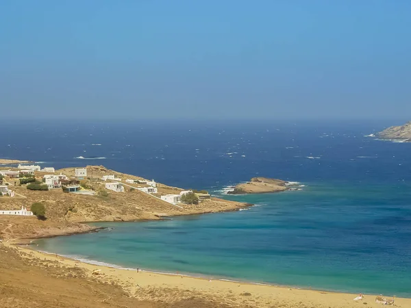 Playa de Ftelia bajo el cielo azul en Mykonos, Grecia — Foto de Stock