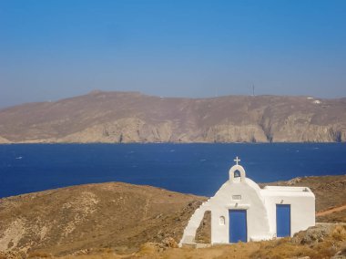Mykonos, Yunanistan için mavi gökyüzünün altında Ftelia beach