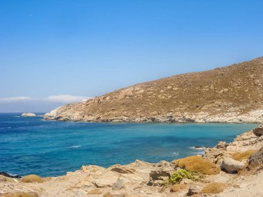 Mavi gökyüzünün altında Mykonos Beach 