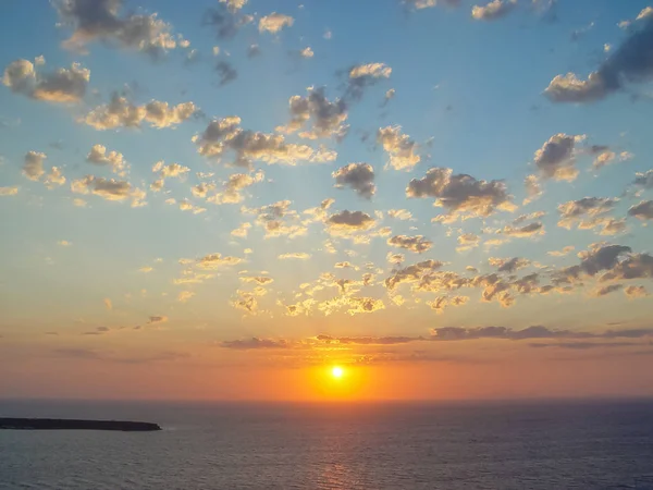 Increíble vista al atardecer en el pueblo de Oia en Santorini — Foto de Stock