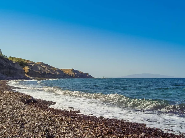 Het strand in de buurt van Exo Gialos in Santorini — Stockfoto