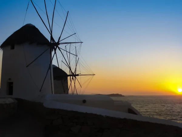 Cinco molinos de viento decorativos un destino turístico popular en Mykon — Foto de Stock