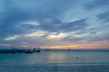 yelken ile altın saat denizde tekneler demirli 