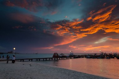 yelken ile altın saat denizde tekneler demirli 