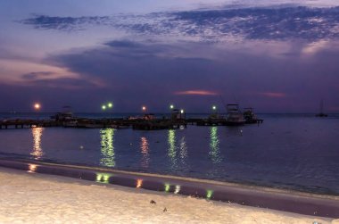 Sunset bay tarafından deniz üzerinde bağlantılı Yelkenli tekneler ile