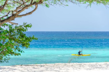 bir kayık bir Aruba plaj tarafından kişini