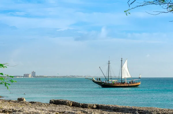 Veleiro turístico ancorado no mar em Aruba — Fotografia de Stock