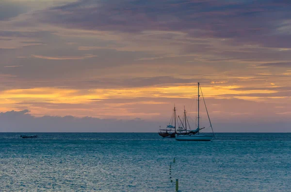 L'ora d'oro con barche a vela in mare ancorato — Foto Stock