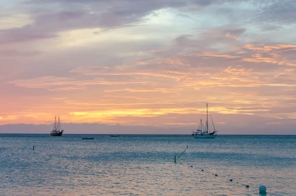 L'ora d'oro con barche a vela in mare ancorato — Foto Stock