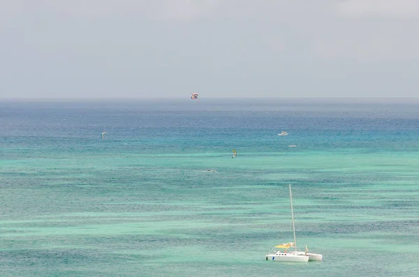 Navegue iates em um mar azul caribenho — Fotografia de Stock