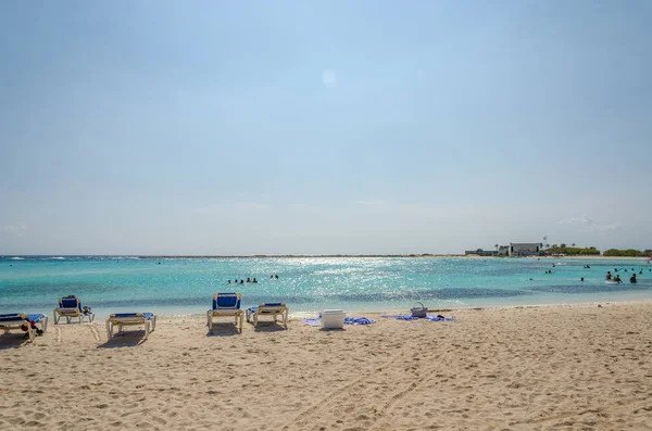 Vista de los turistas disfrutando de la playa del bebé en Aruba — Foto de Stock