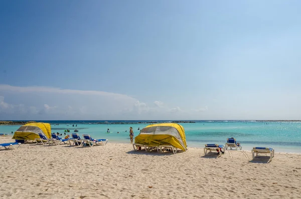 Vista dos turistas que apreciam a praia do bebê em Aruba — Fotografia de Stock
