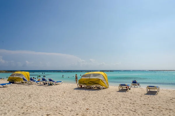 Blick auf Touristen genießen Babystrand auf Araba — Stockfoto