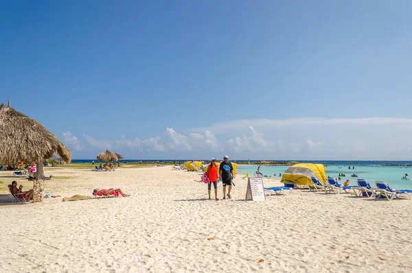 Vista de los turistas disfrutando de la playa del bebé en Aruba — Foto de Stock