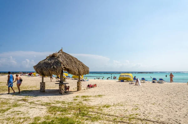 Veduta dei turisti che godono di Baby beach su Aruba — Foto Stock
