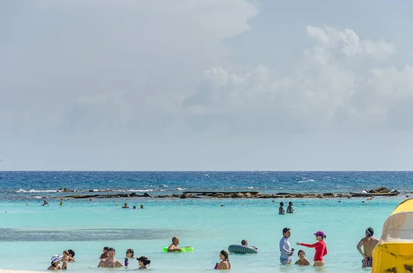 Pohled na turisty těší Baby beach na Aruba — Stock fotografie