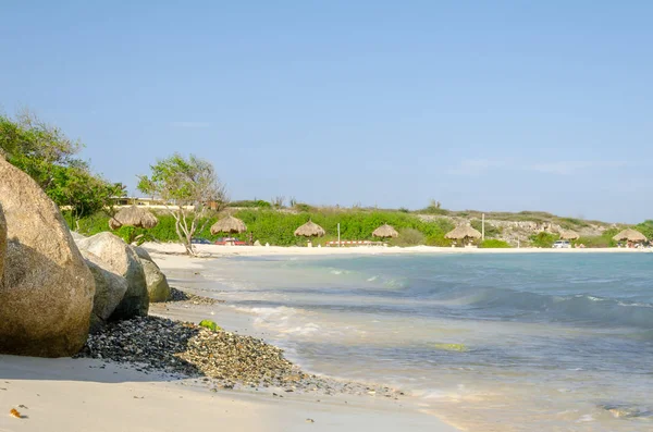 Vista das rochas da praia do bebê na ilha de Aruba — Fotografia de Stock