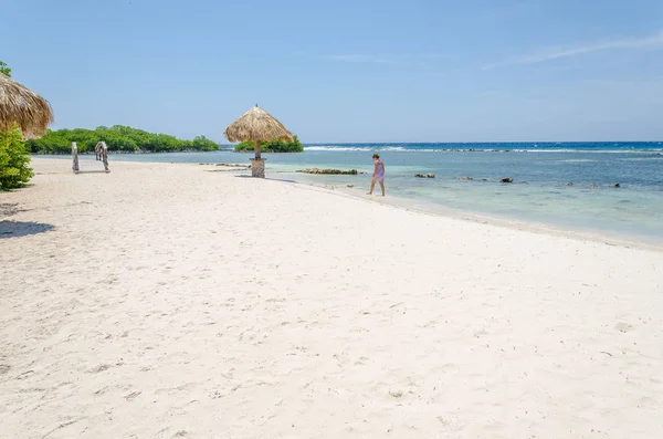 Turister som njuter av fantastisk utsikt över stranden Mangel Halto — Stockfoto