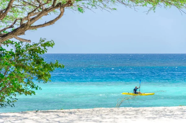 Man riding a Kayak by an Aruba beach — Stock Photo, Image