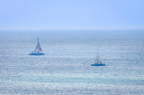Tramonto in mare con la silhouette della barca spedizione — Foto Stock