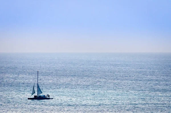 Crepuscolo in mare con silhouette barca spedizione — Foto Stock