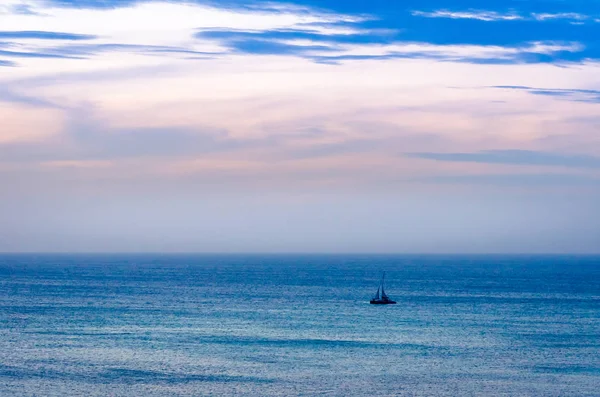 Pôr do sol no mar com silhueta de barco de transporte — Fotografia de Stock