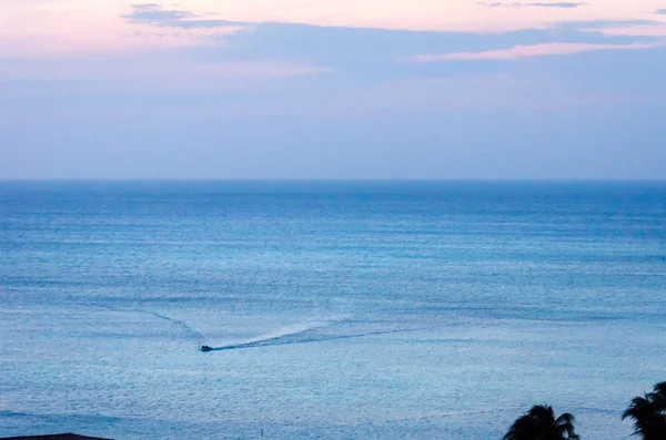 Crepuscolo in mare con silhouette barca spedizione — Foto Stock