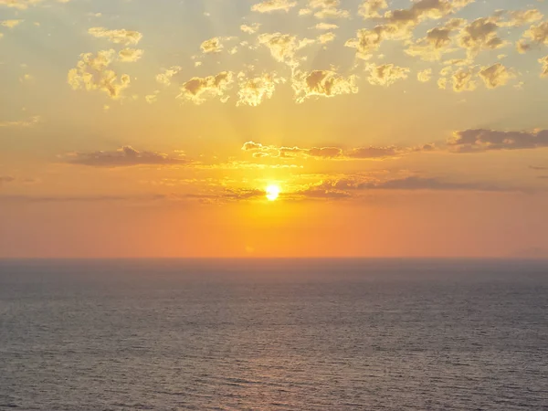 Isla de Santorini al atardecer. Un mirador desde el pueblo de Oia — Foto de Stock