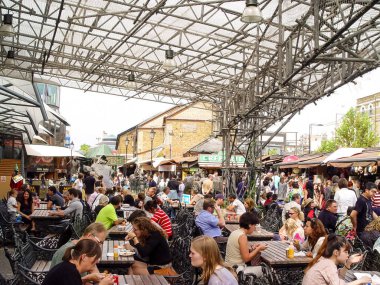 Camden Lock köprü. Ünlü alternatif kültür mağazaları 